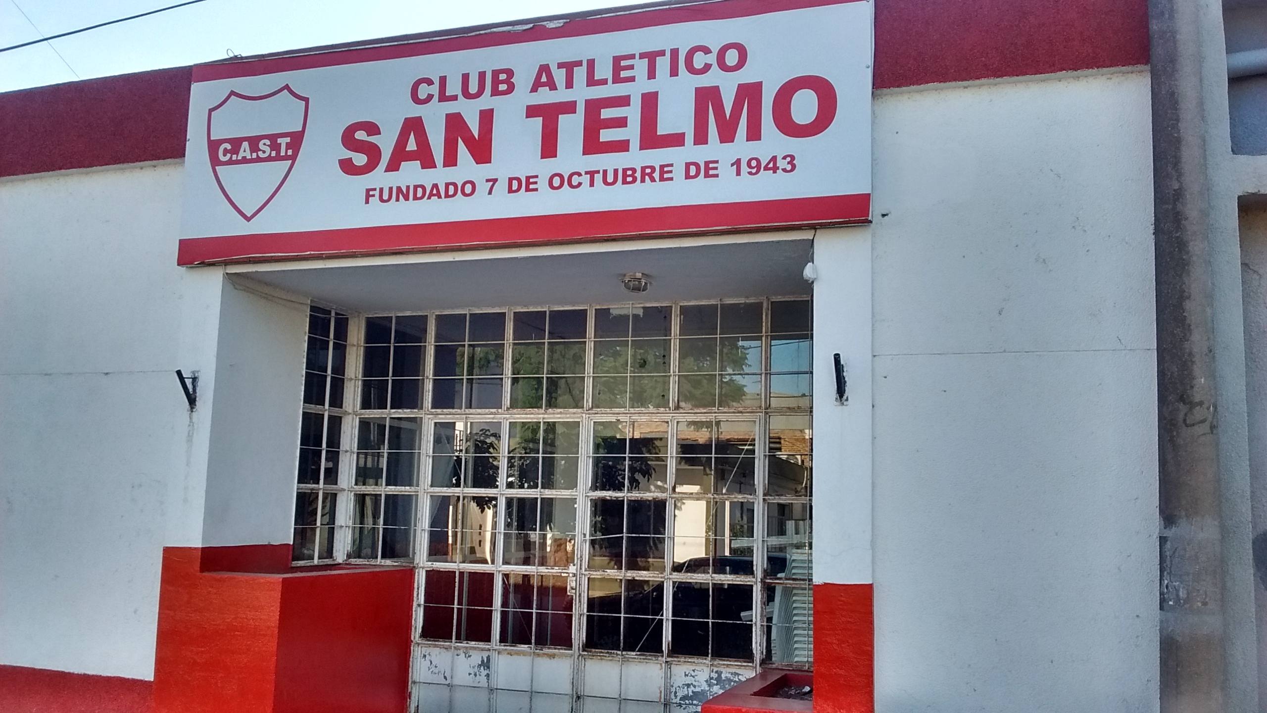 Después del granizo en Funes, la reconstrucción: San Telmo dio un paso clave para reparar su cancha de básquet